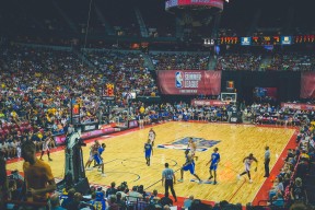 足彩网首页：亚运与全运双冠得主林雨薇走进福建校园 传递体育梦想与拼搏精神