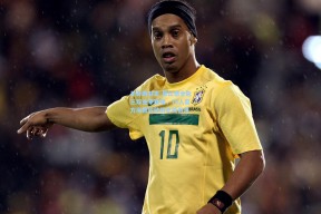 足彩网首页-恩比德全能三双主宰赛场，76人官方海报致敬历史级表演