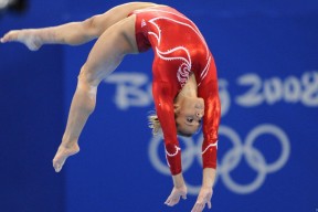 足彩网：欧冠之夜演悲剧，曼联主场1-8溃败出局，姆巴佩赛后示意集体退场引瞩目