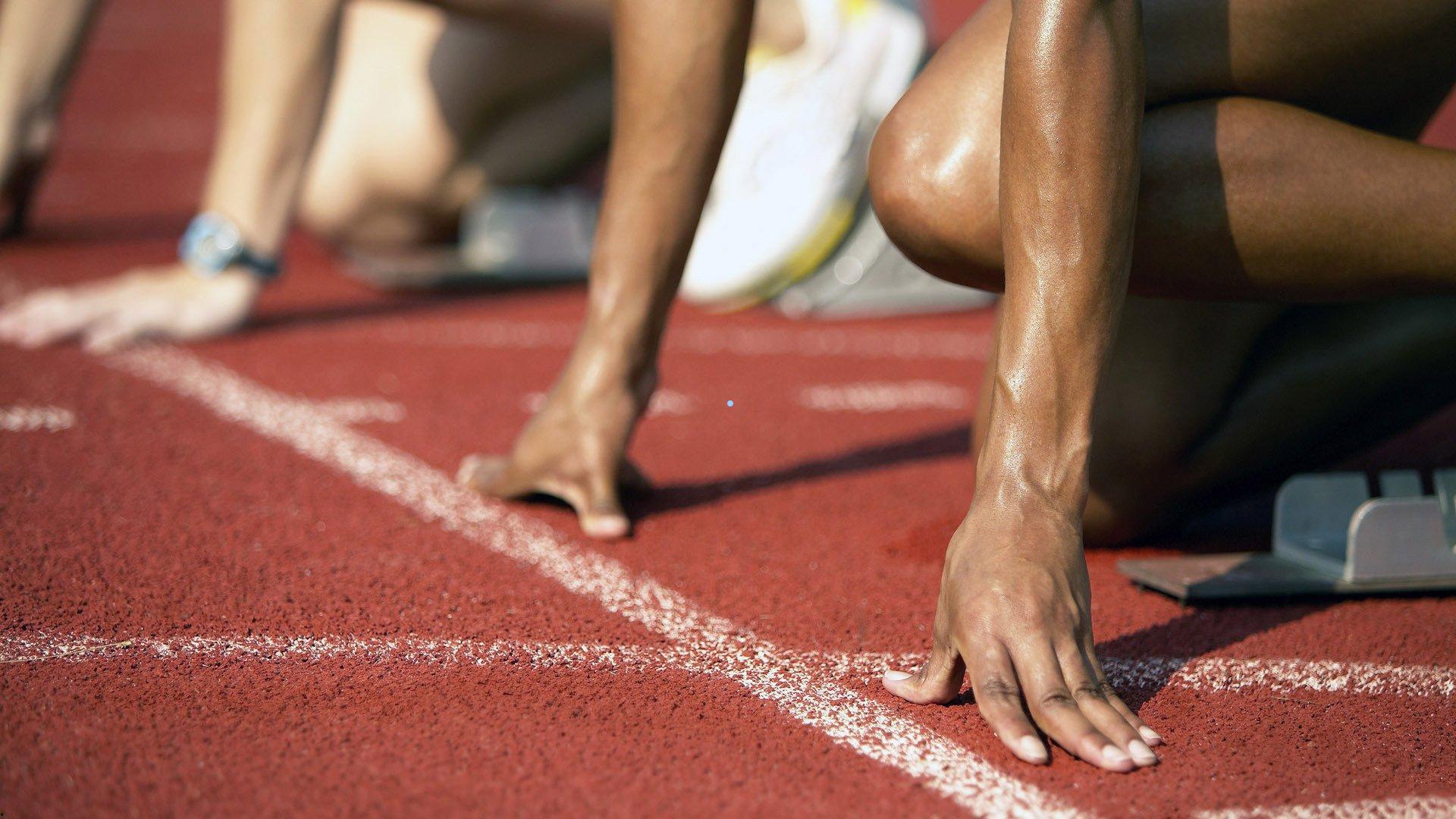 申京篮下奋勇连送火锅，拼至手撞篮板受伤离场引关注